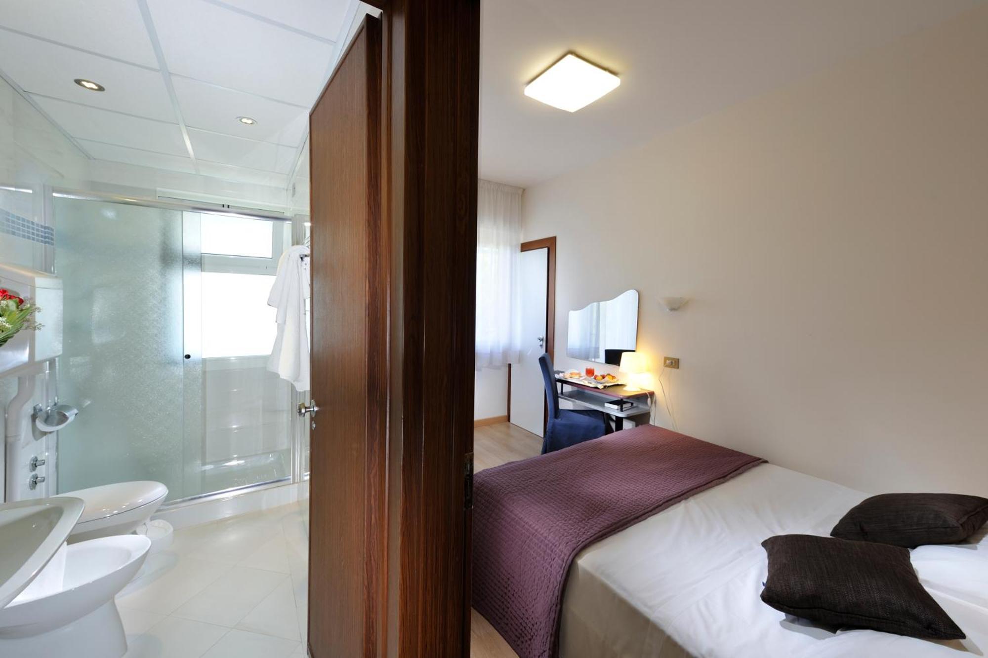 Hotel Eros Lignano Sabbiadoro Exterior photo